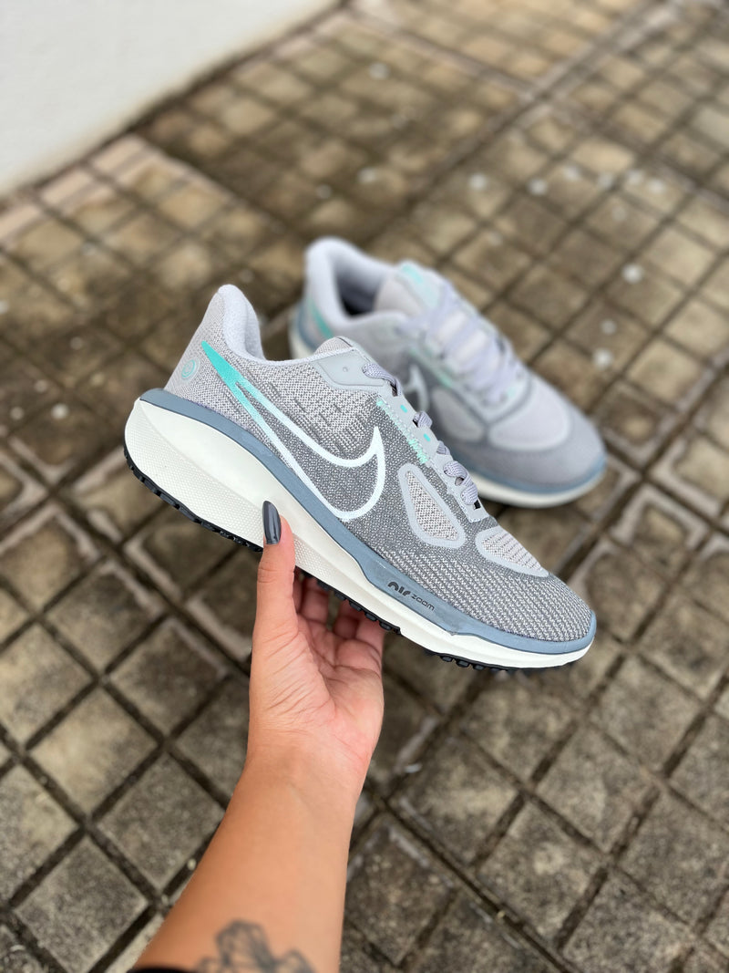 Tênis Nike Vomero 17 - Cinza