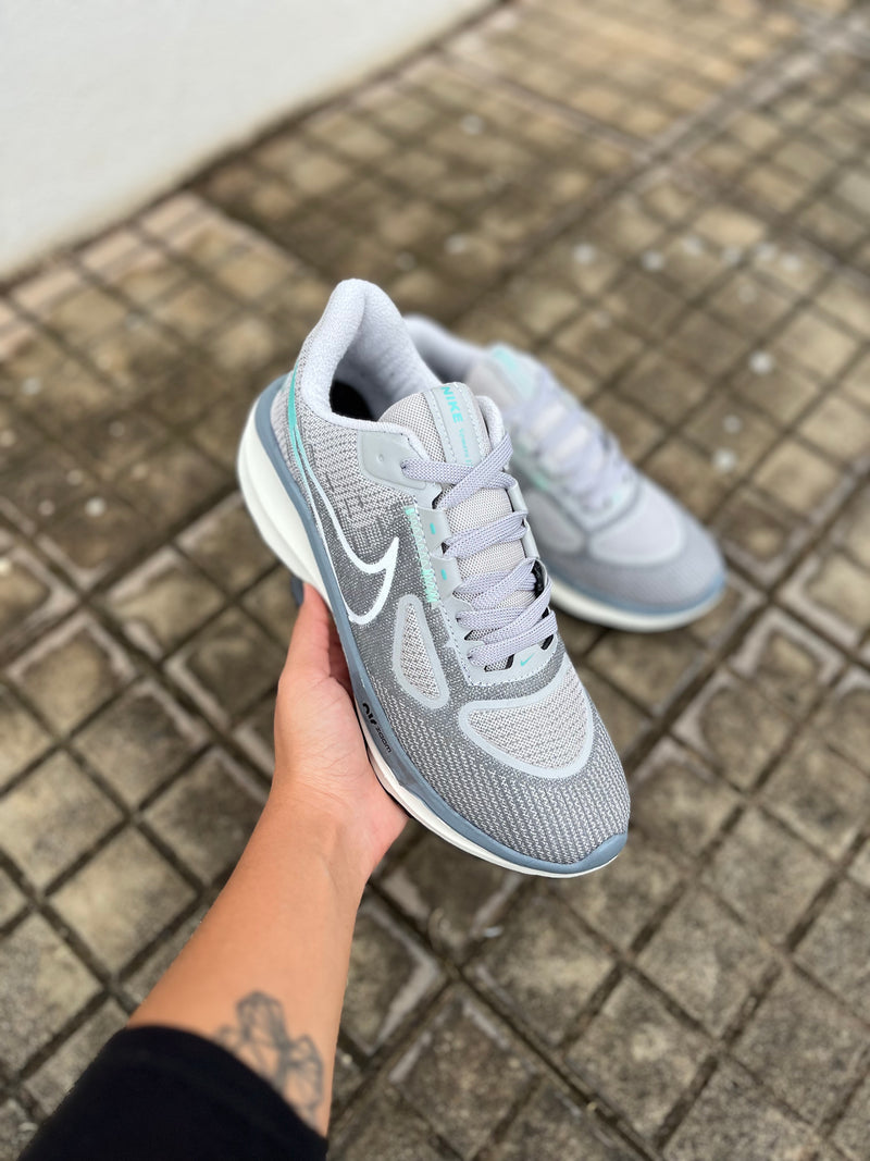 Tênis Nike Vomero 17 - Cinza