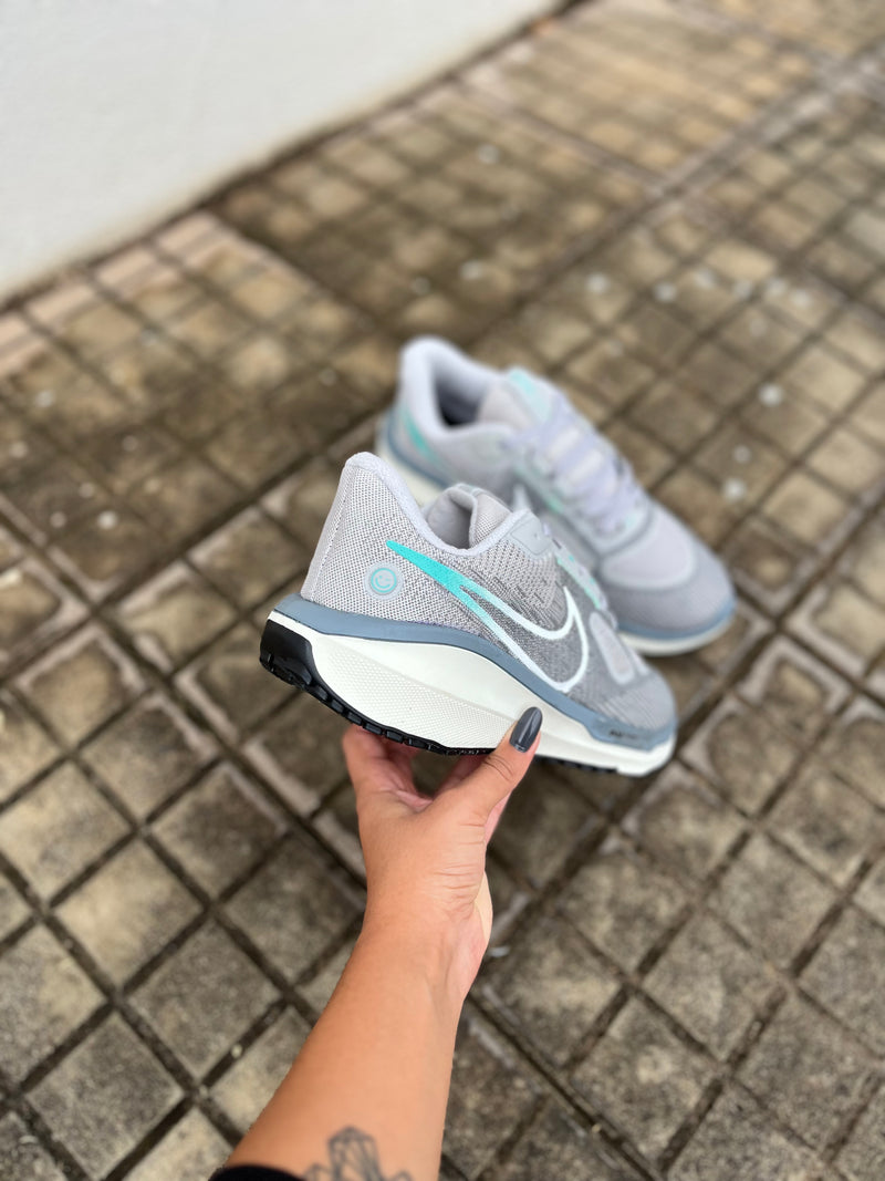 Tênis Nike Vomero 17 - Cinza