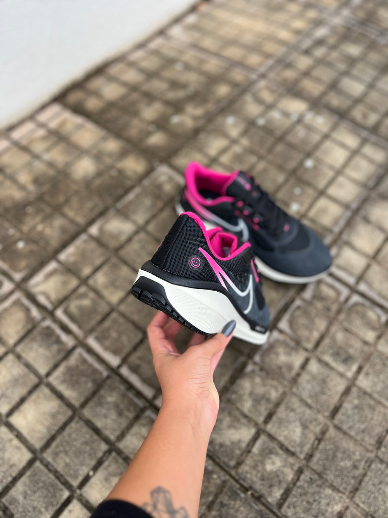 Tênis Nike Vomero 17 - Preto/Rosa