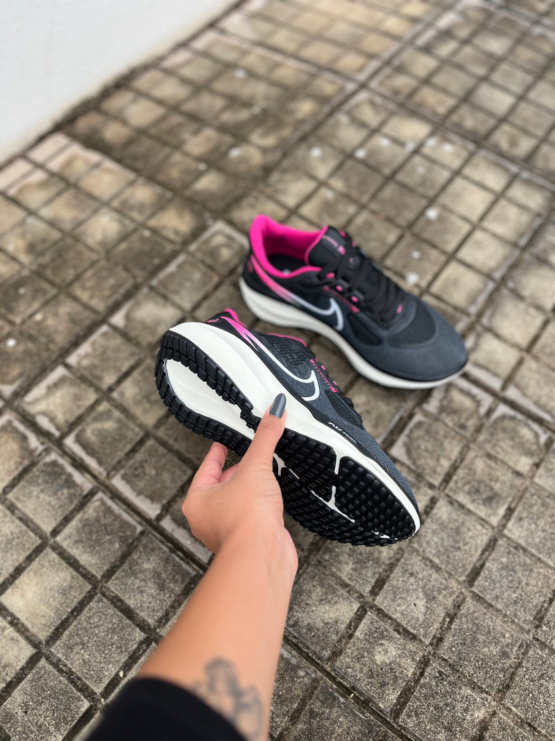 Tênis Nike Vomero 17 - Preto/Rosa